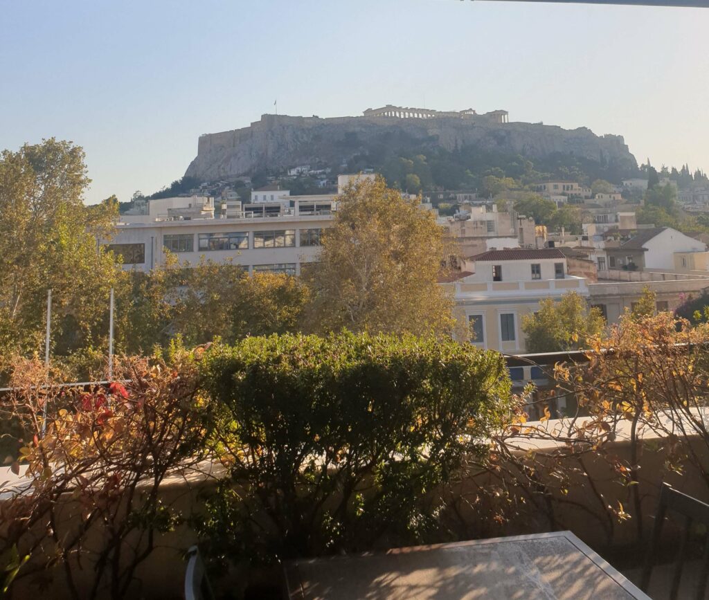 Ausblick auf Athen vom mobilen Arbeiten auf dem Balkon 