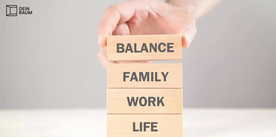 Bausteine mit den Aufschriften "Family" "Work" "Life" und "Balance" 