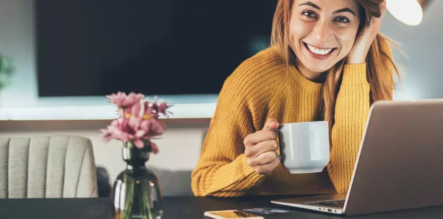 Eine Frau mit einer Tasse im Office