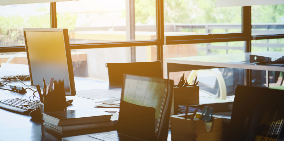 Ein lichtdurchfluteter digitaler Arbeitsplatz in einem modernen Büro mit Desksharing