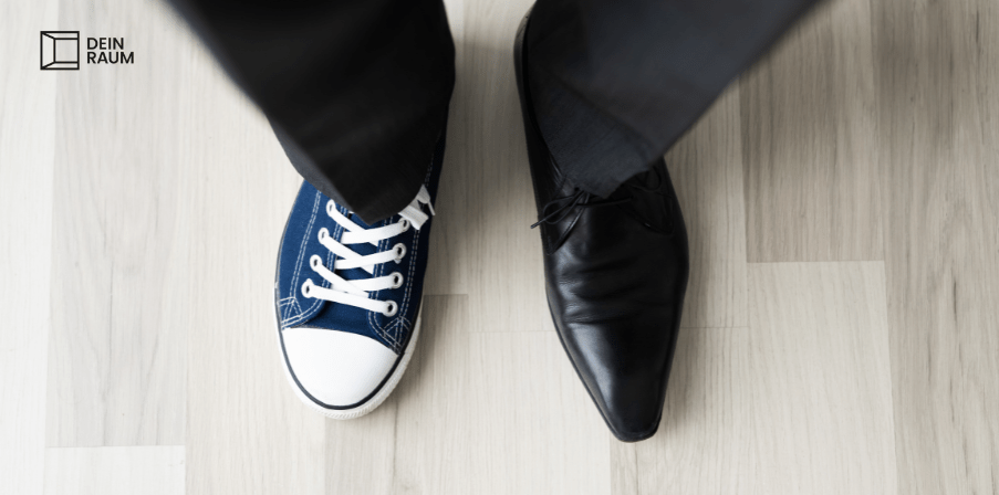 Sneaker und elegante Schuhe für den Vergleich zwischen Homeoffice und Arbeit im Büro