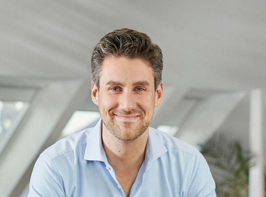 Björn Waide gibt ein Experteninterview zu Desksharing Konzepten