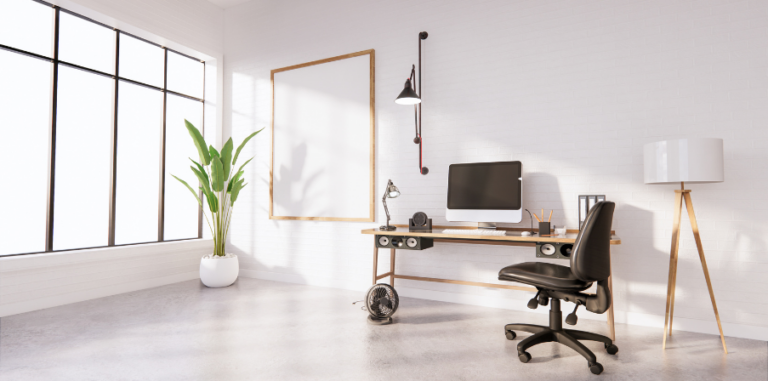 Ein modernes Homeoffice mit einem minimalistischen Schreibtisch, einem bequemen Stuhl und einer großen Fensterfront, die viel Tageslicht hereinlässt.