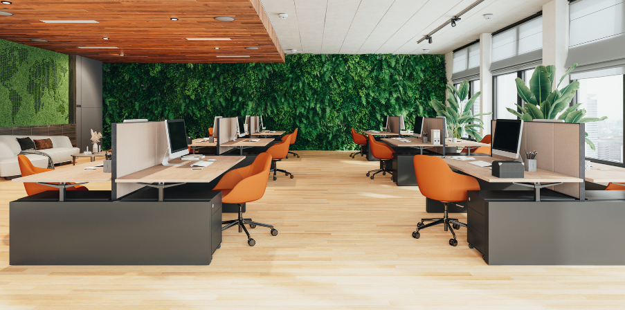 Ein Büro der Zukunft in einer öffentlichen Verwaltung: sehr modernes und stylisches Büro mit 12 Arbeitsplätzen, einer Relax-Zone links, einer großen Fensterfront rechts und frontal einer bepflanzten Wand. Holzboden, die Möbel in dunkel und hell mit orangen Akzenten, einige große Palmen.