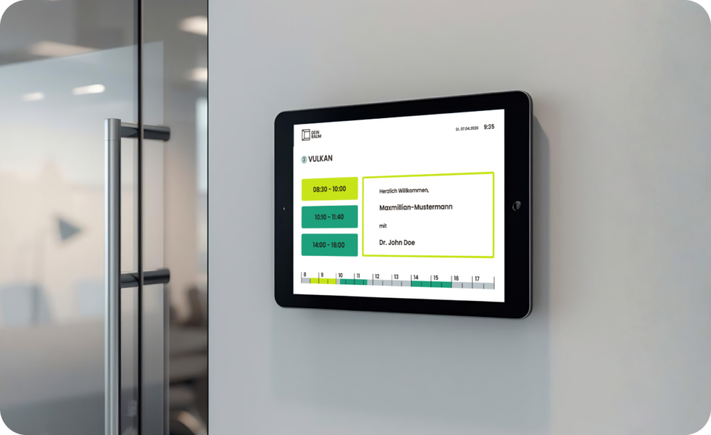 Wandmontiertes Tablet zeigt die aktuelle Raumbuchung mit Zeitfenstern und Terminübersicht für einen Besprechungsraum.